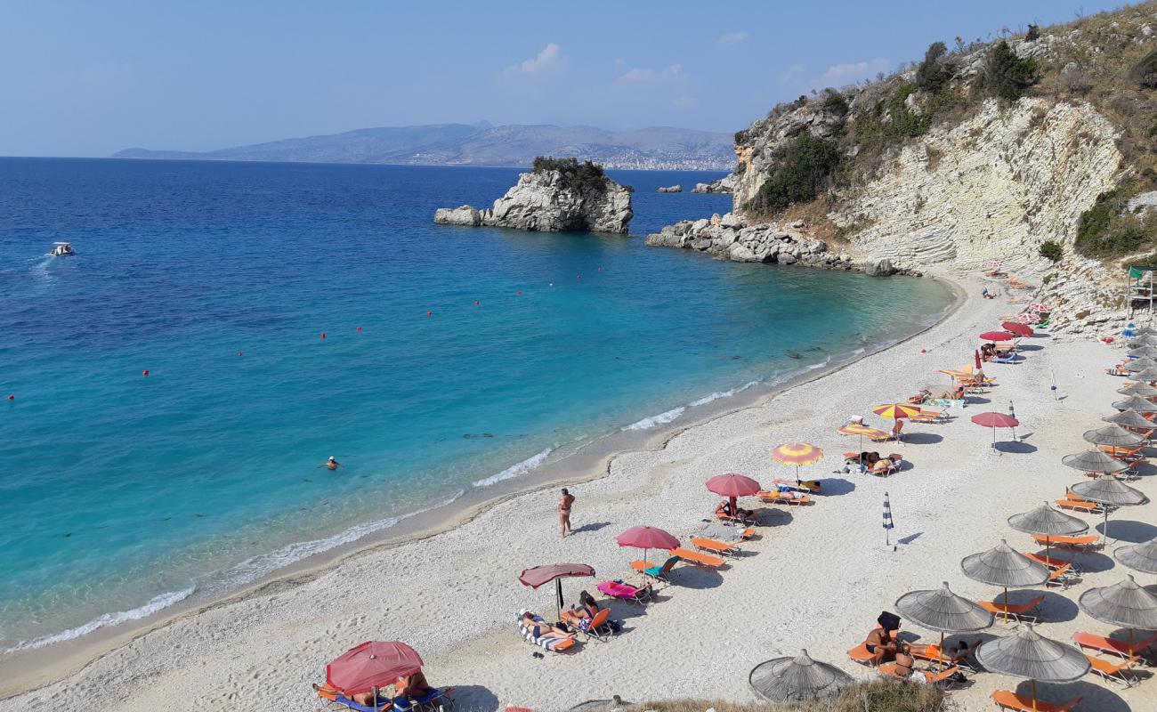 Foto de Pasqyra Beach con arena fina y guijarros superficie