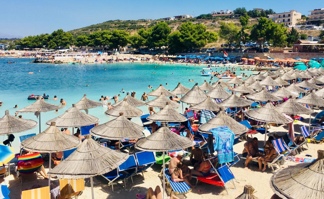 Foto de Playa de Ksamil con guijarro fino oscuro superficie