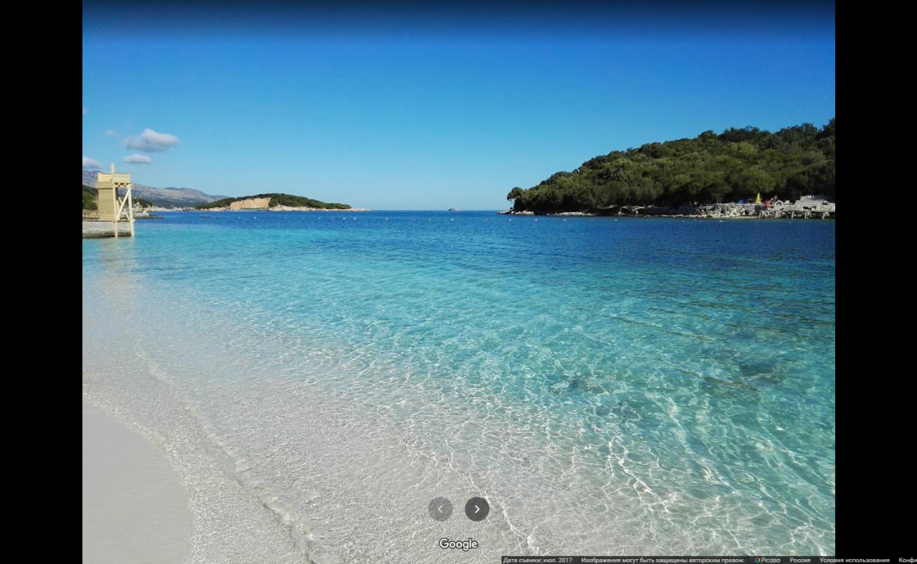 Foto de Isole Ksamil beach con guijarro fino claro superficie