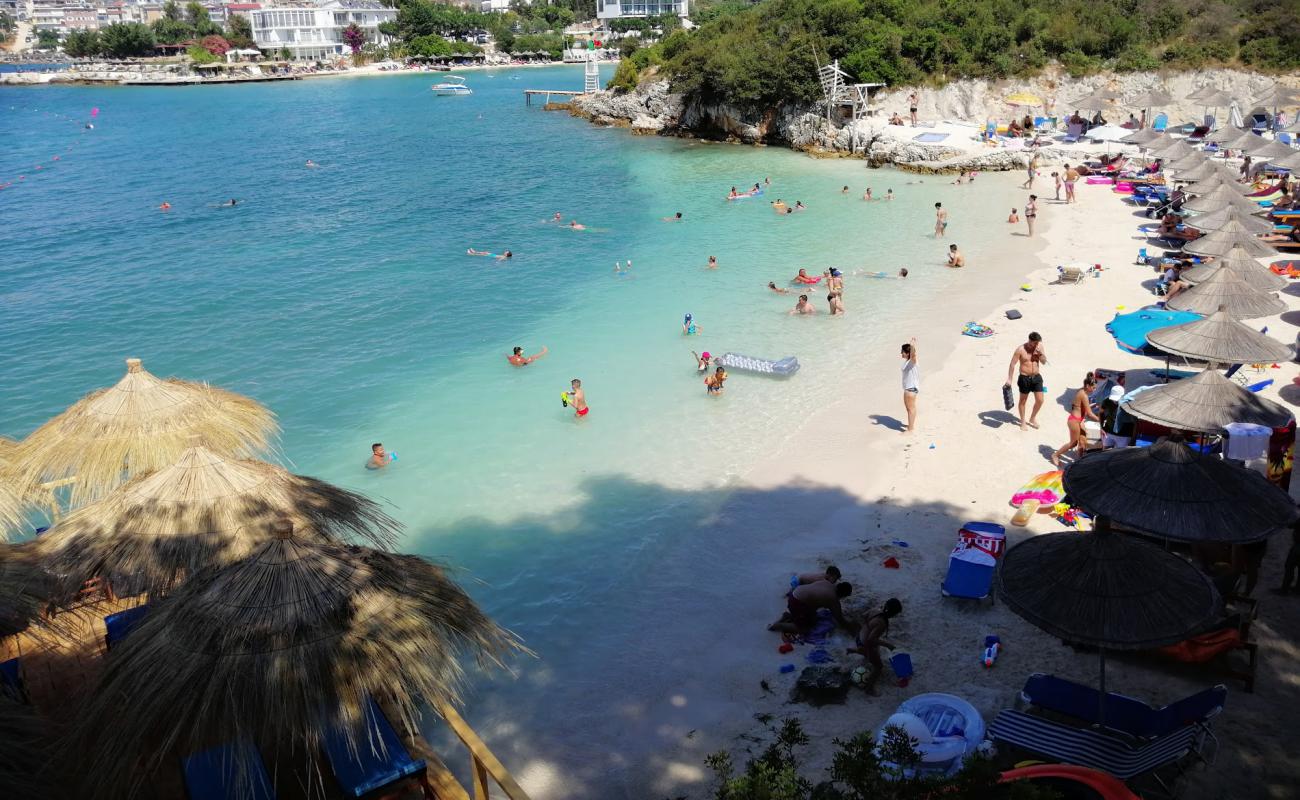 Foto de Playa Lori con arena brillante superficie