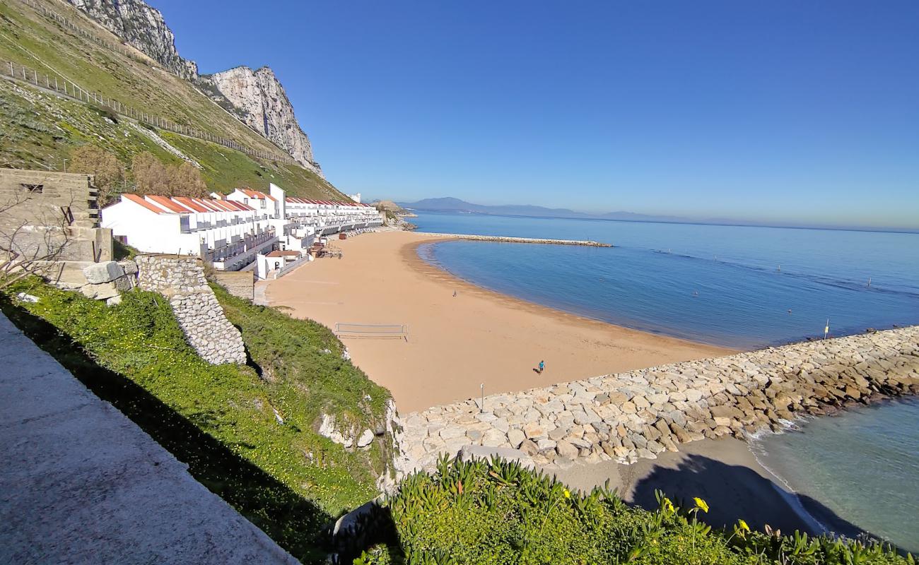 Foto de Playa de Sandy Bay con brillante arena fina superficie