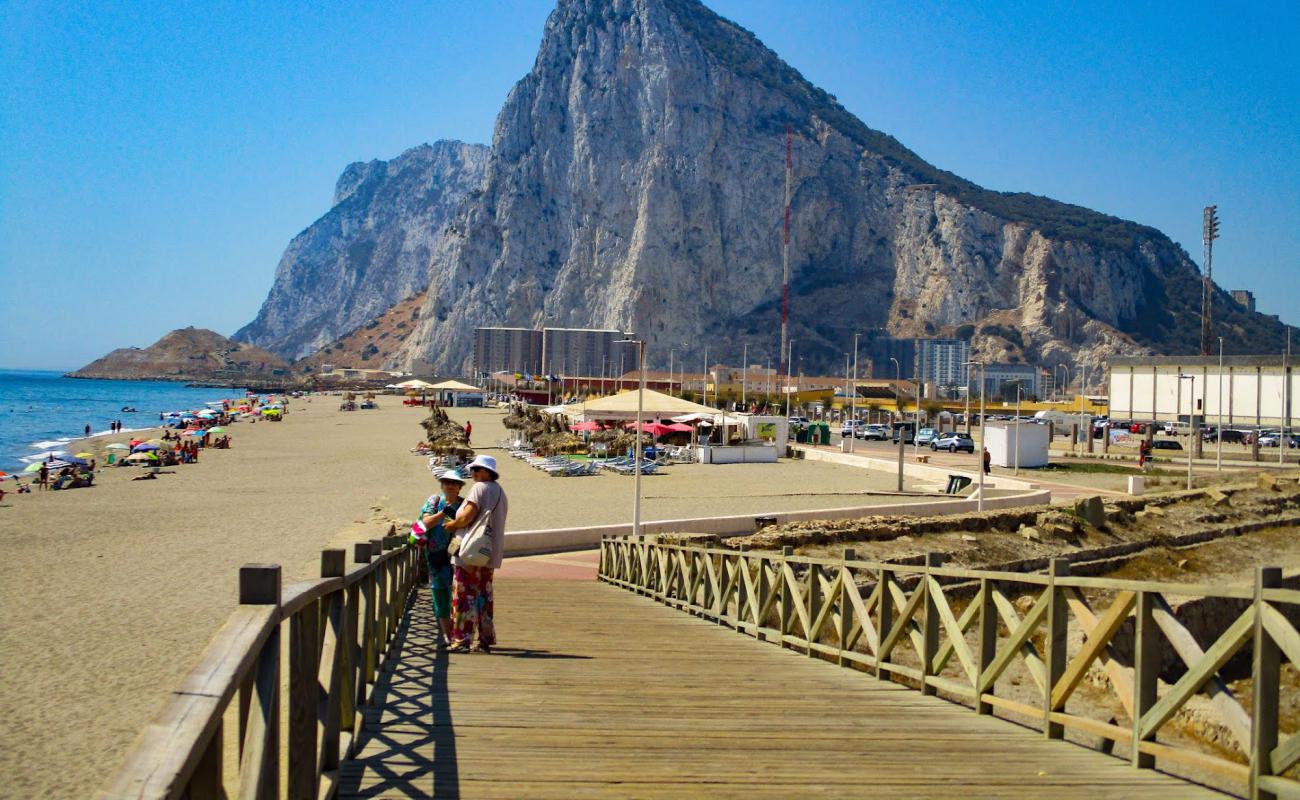 Foto de Eastern Beach, Gibraltar con arena brillante superficie