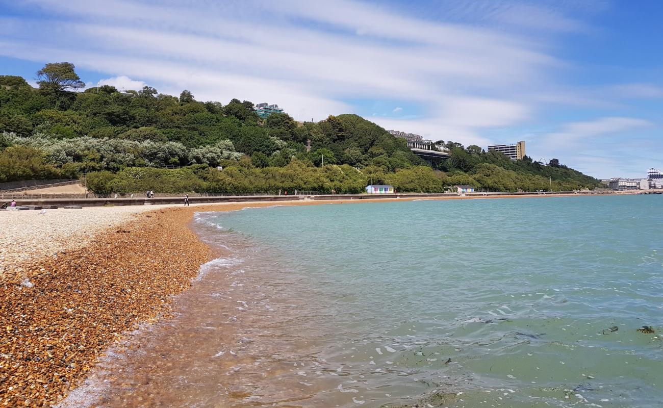 Foto de Playa de Folkestone con guijarro fino oscuro superficie