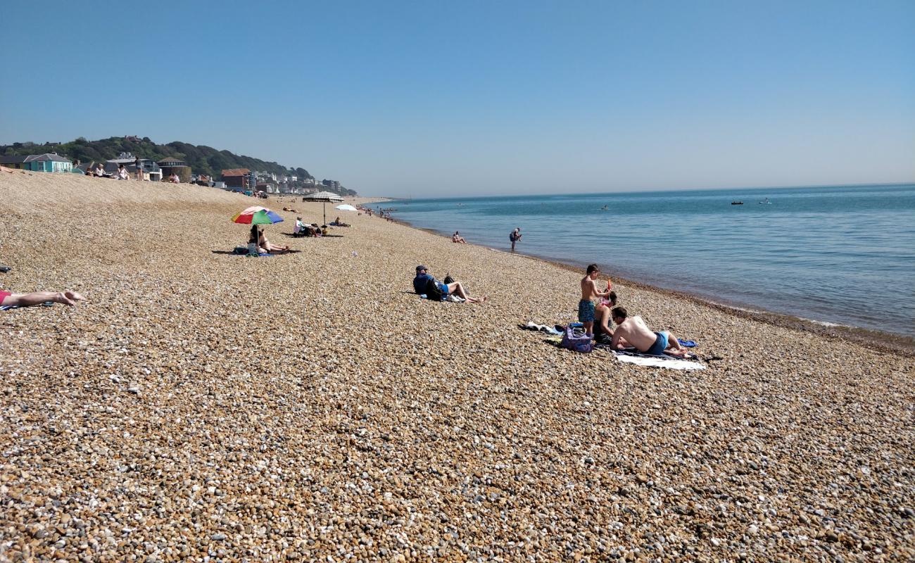 Foto de Playa de Sandgate con guijarro fino oscuro superficie