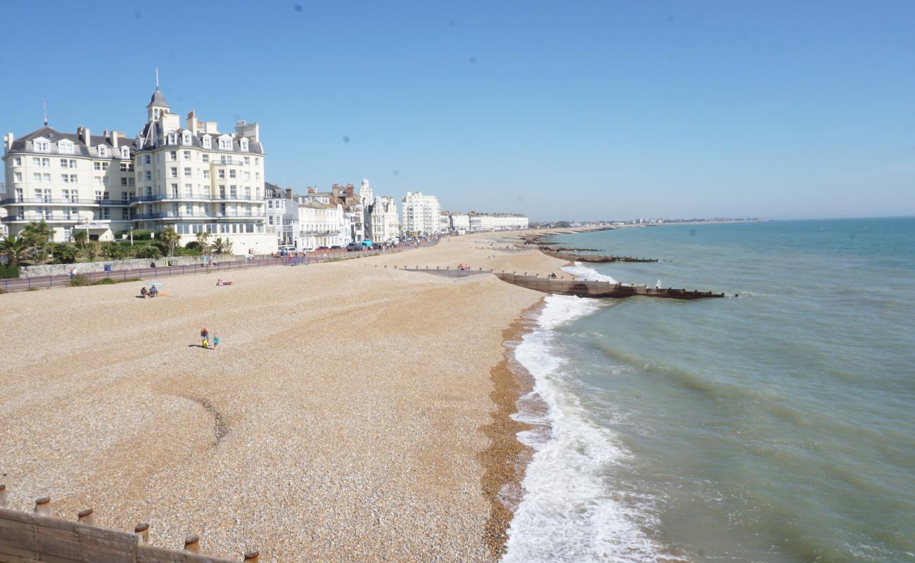 Foto de Playa de Eastbourne con guijarro fino claro superficie