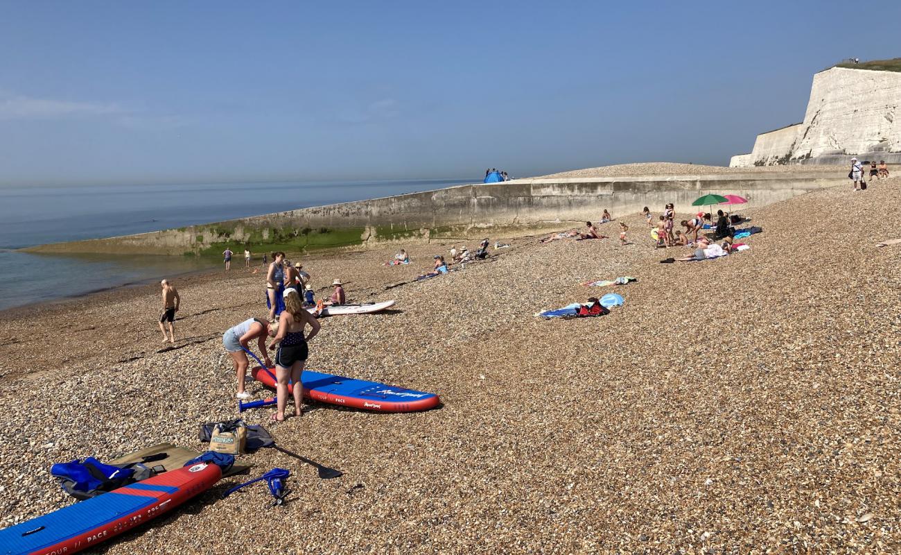 Foto de Playa de Saltdean con guijarro fino claro superficie