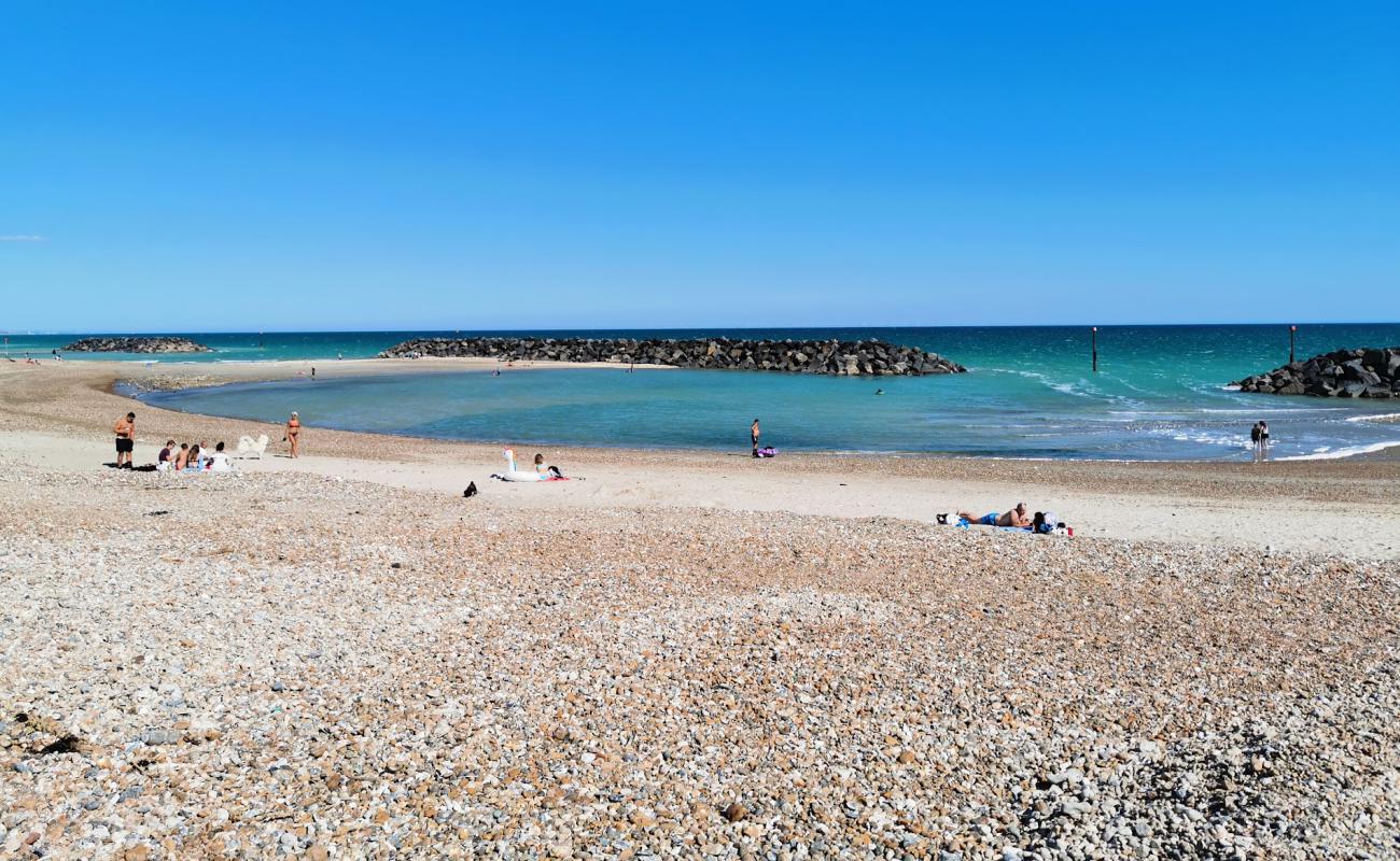 Foto de Elmer beach con arena fina y guijarros superficie