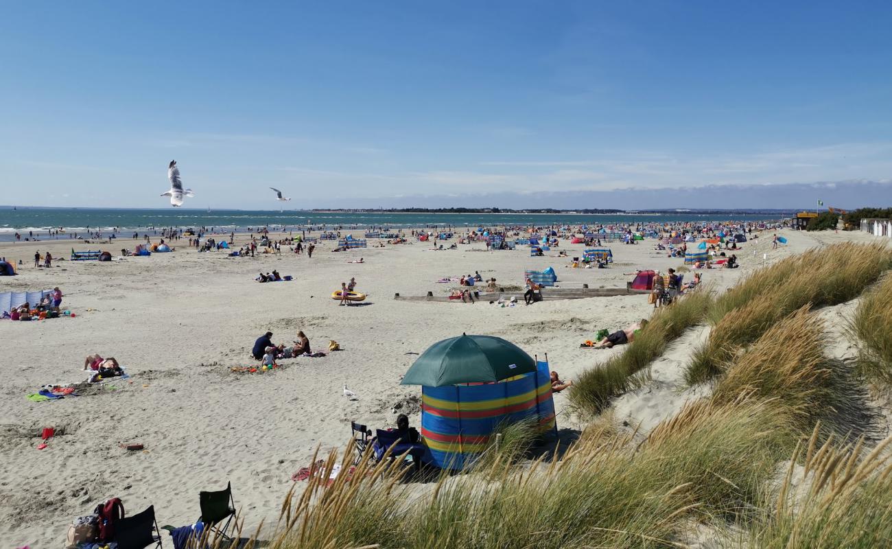 Foto de West Wittering beach con brillante arena fina superficie