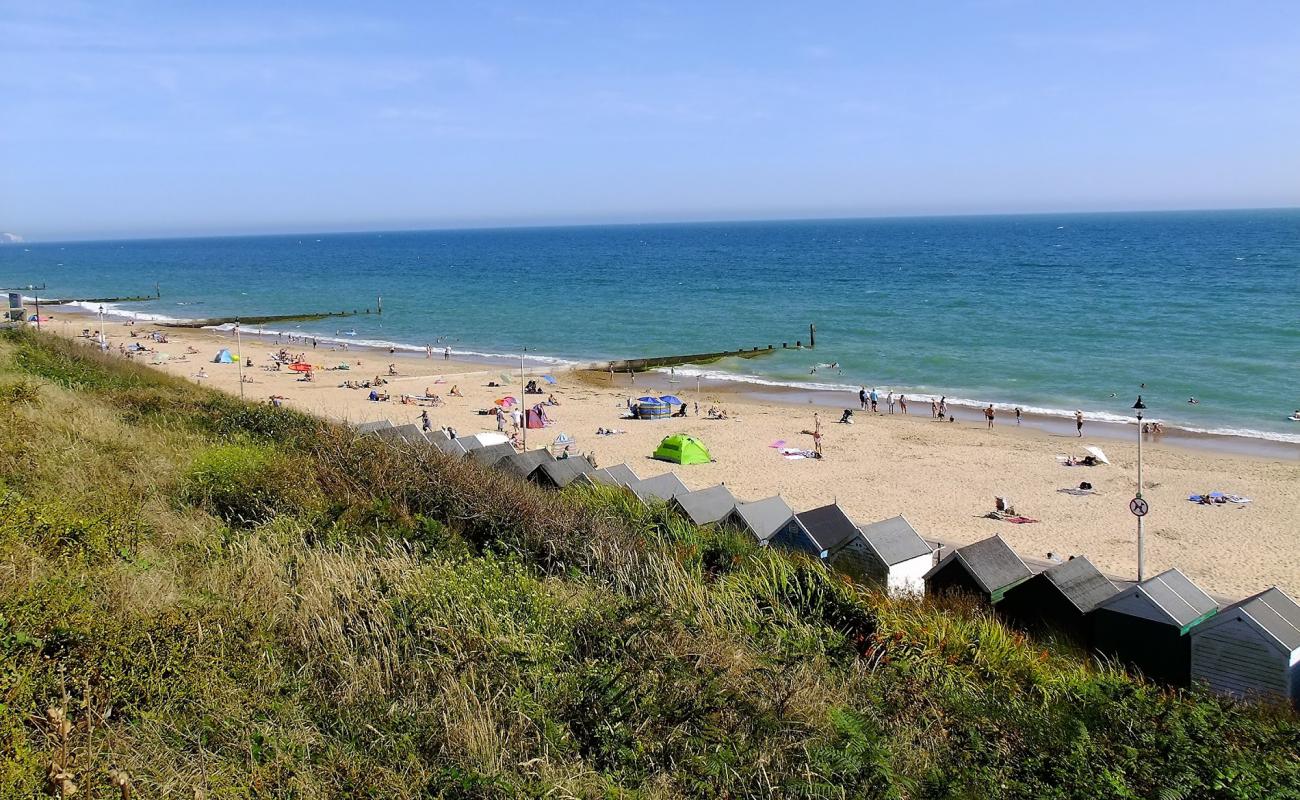 Foto de Playa de Southbourne con arena brillante superficie