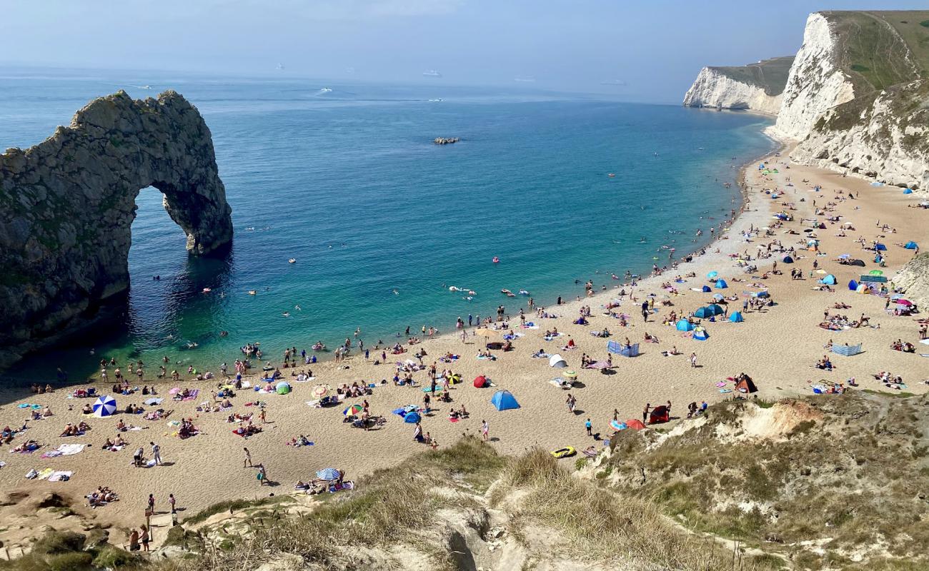 Foto de Playa de Durdle Door con guijarro fino claro superficie