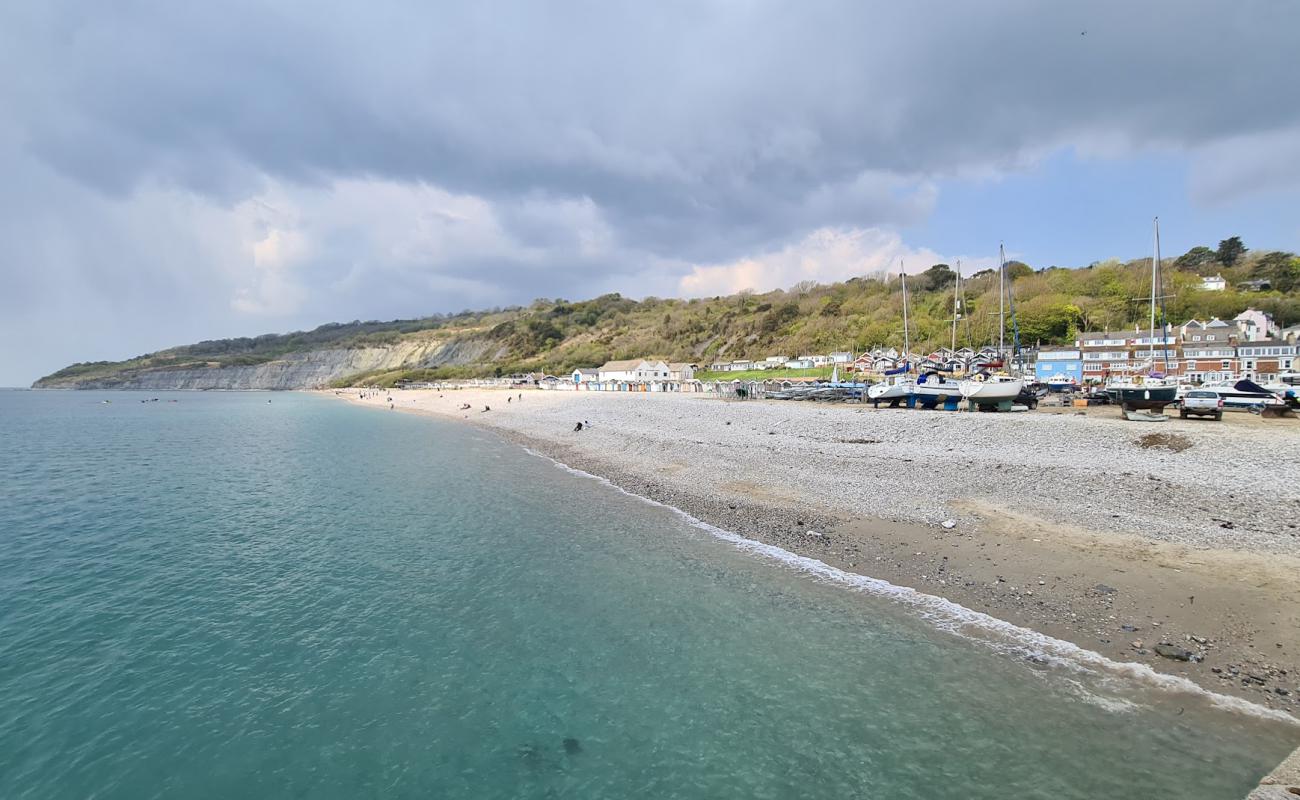 Foto de Monmouth beach con arena brillante y rocas superficie