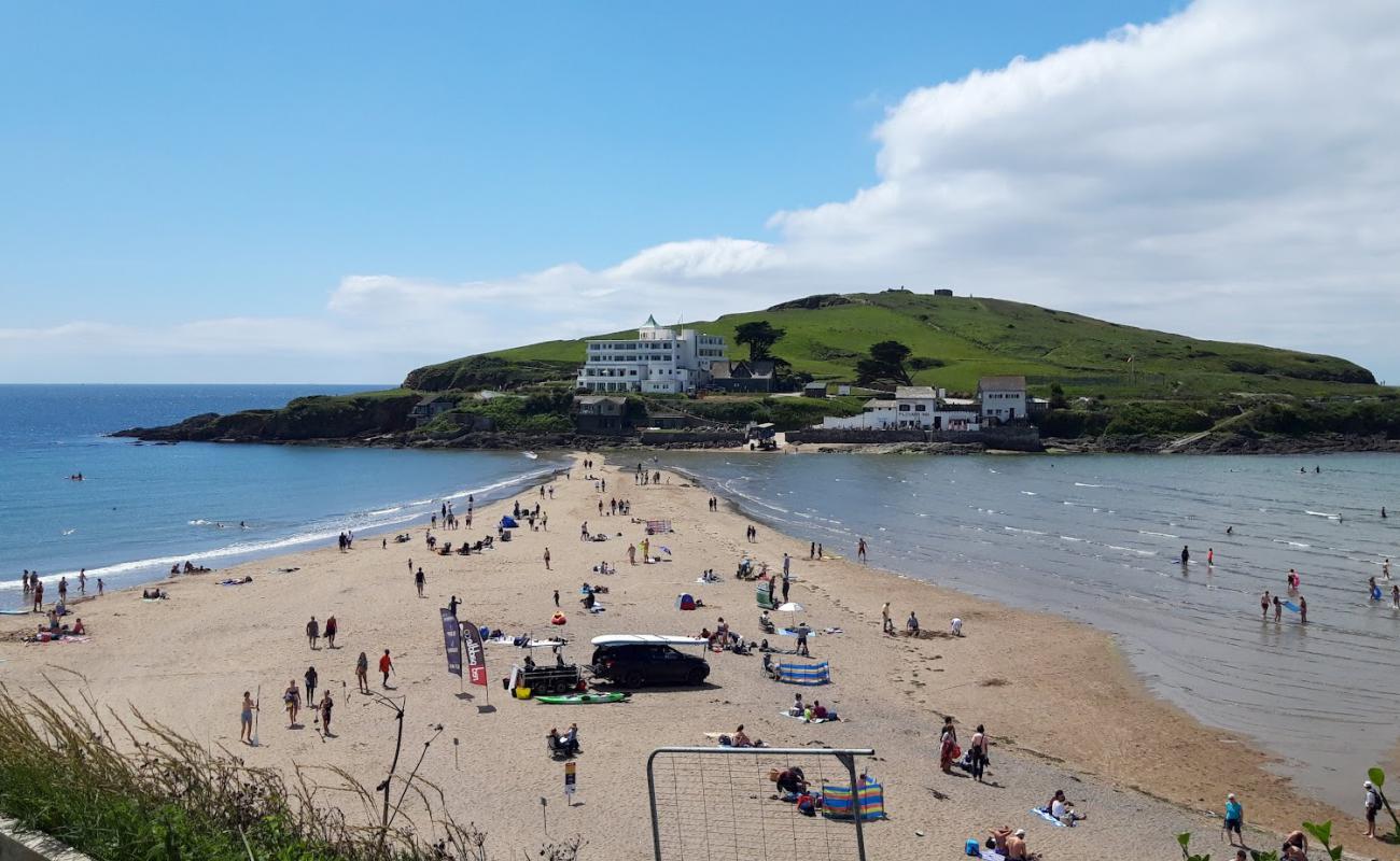 Foto de Playa de Bigbury con arena brillante superficie