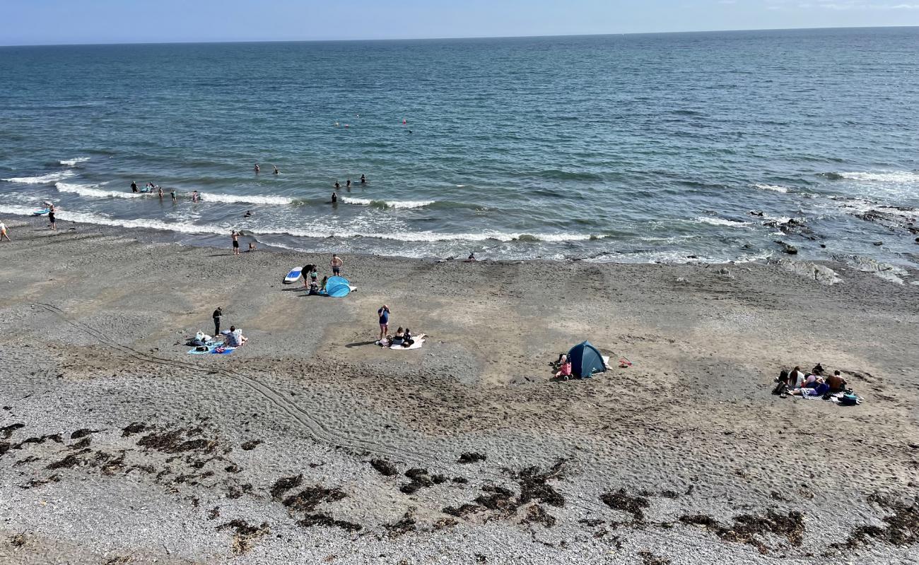 Foto de Playa de Downderry con arena gris y piedras superficie