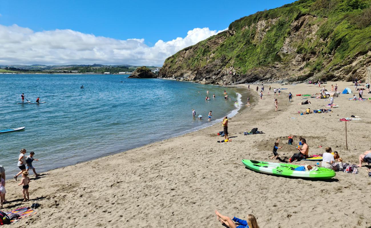 Foto de Playa de Polkerris con arena brillante superficie