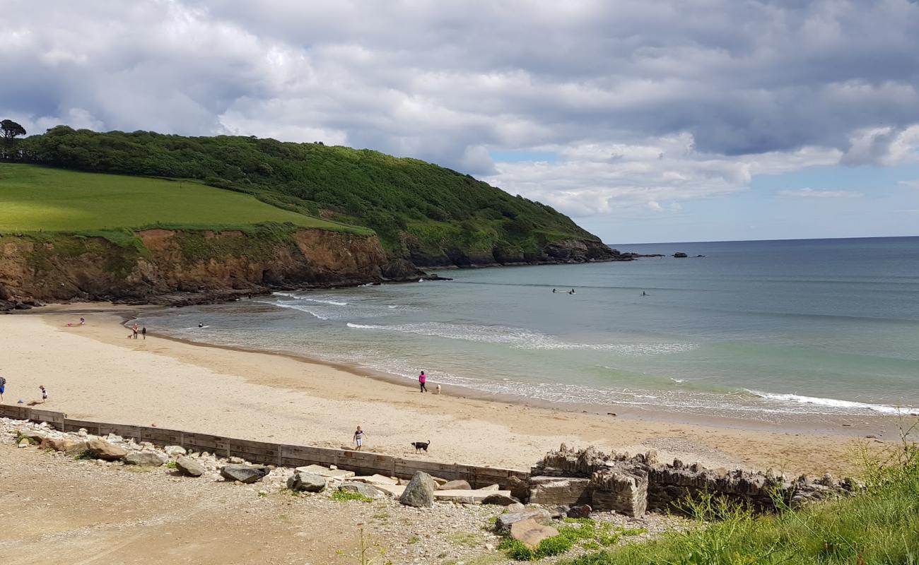 Foto de Playa de Caerhays (Bahía de Porthluney) con arena brillante superficie