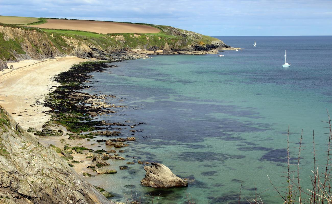 Foto de Porthbean beach con arena brillante y rocas superficie