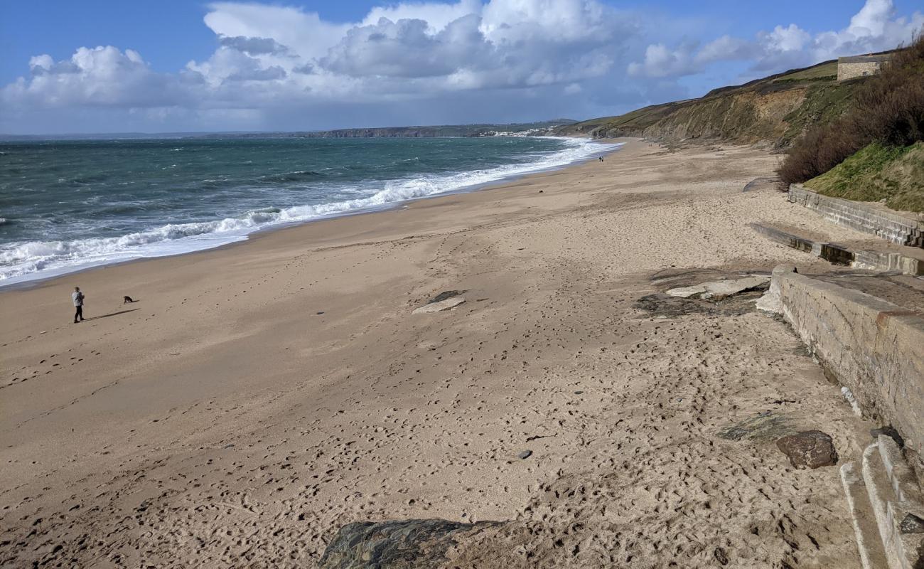 Foto de Playa de Gunwalloe con arena brillante superficie