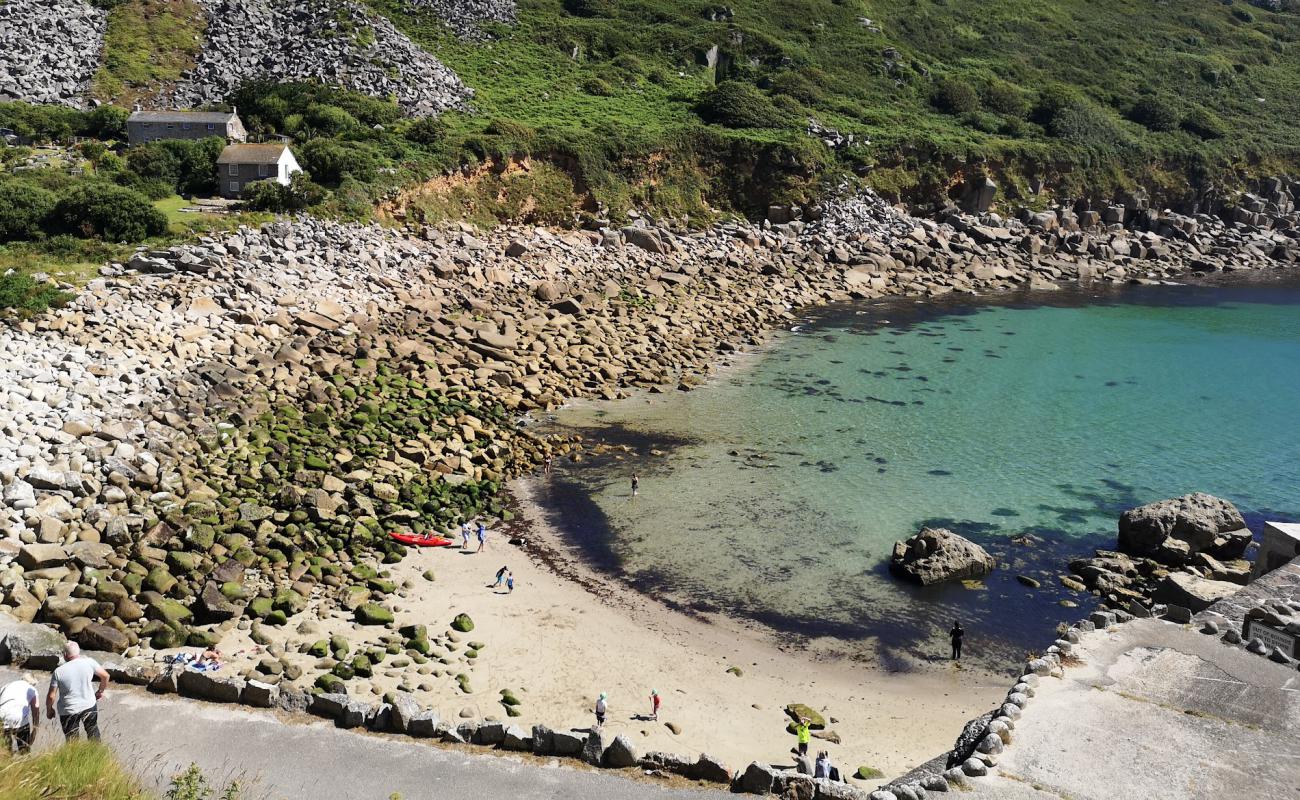 Foto de Lamorna Cove beach con arena brillante y rocas superficie