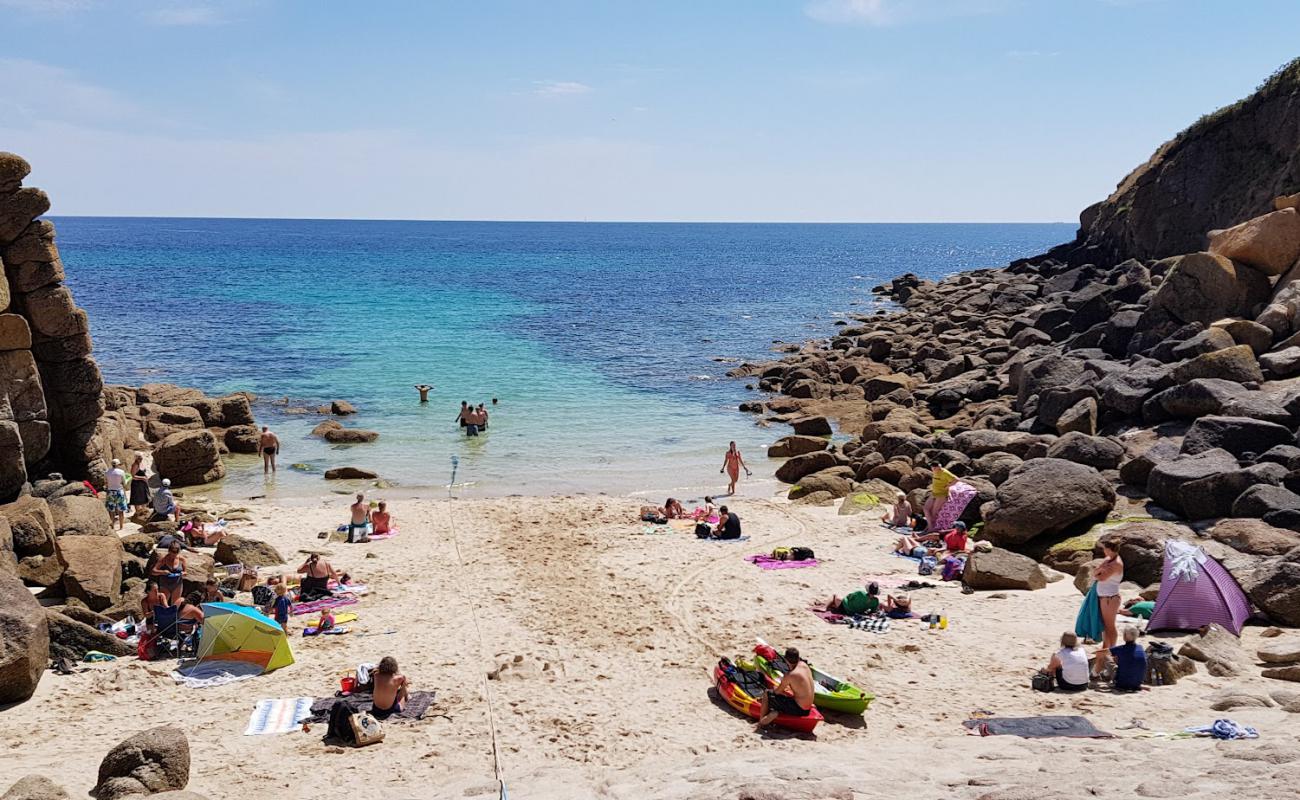 Foto de Playa de Porthgwarra con arena brillante superficie