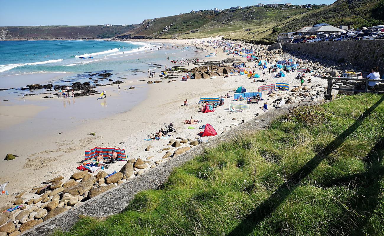 Foto de Playa de Sennen con arena brillante superficie