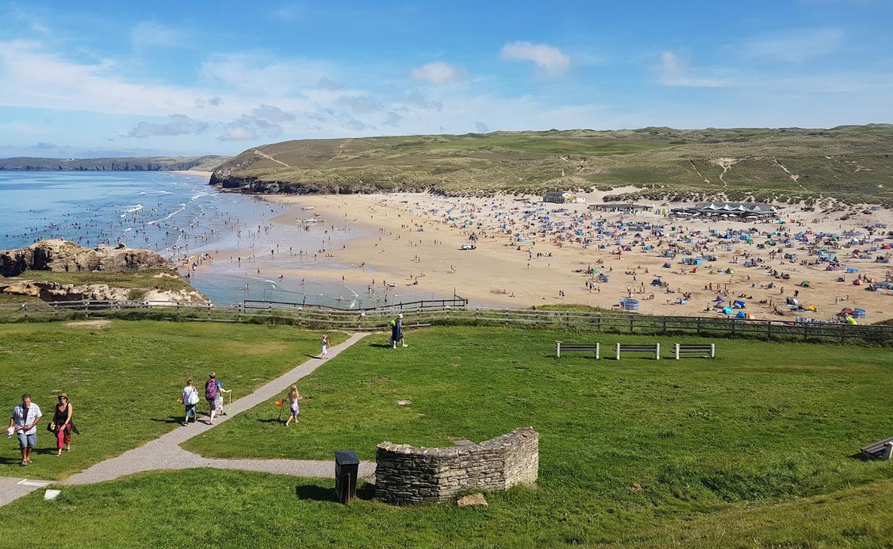 Foto de Playa de Perranporth con brillante arena fina superficie