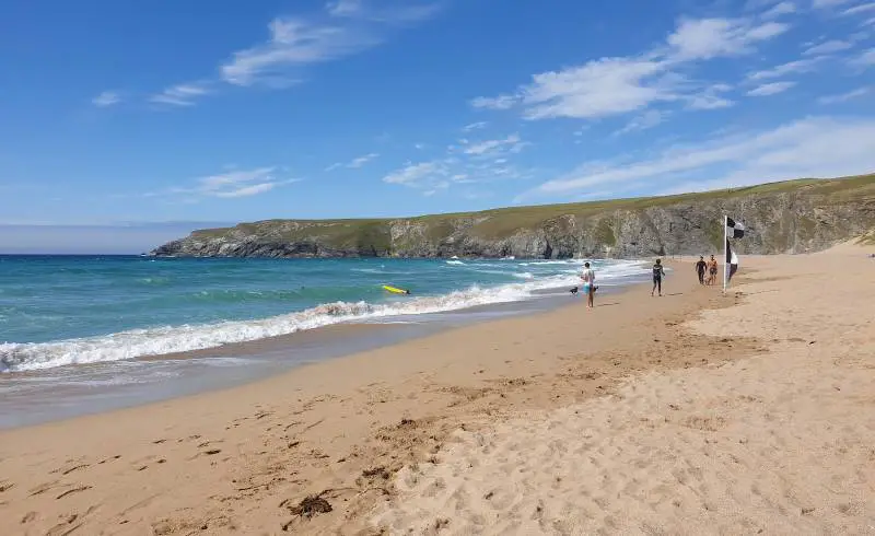 Foto de Holywell Bay con arena brillante superficie