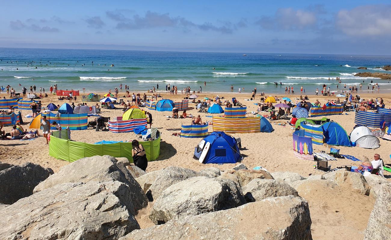 Foto de Fistral beach con arena brillante superficie