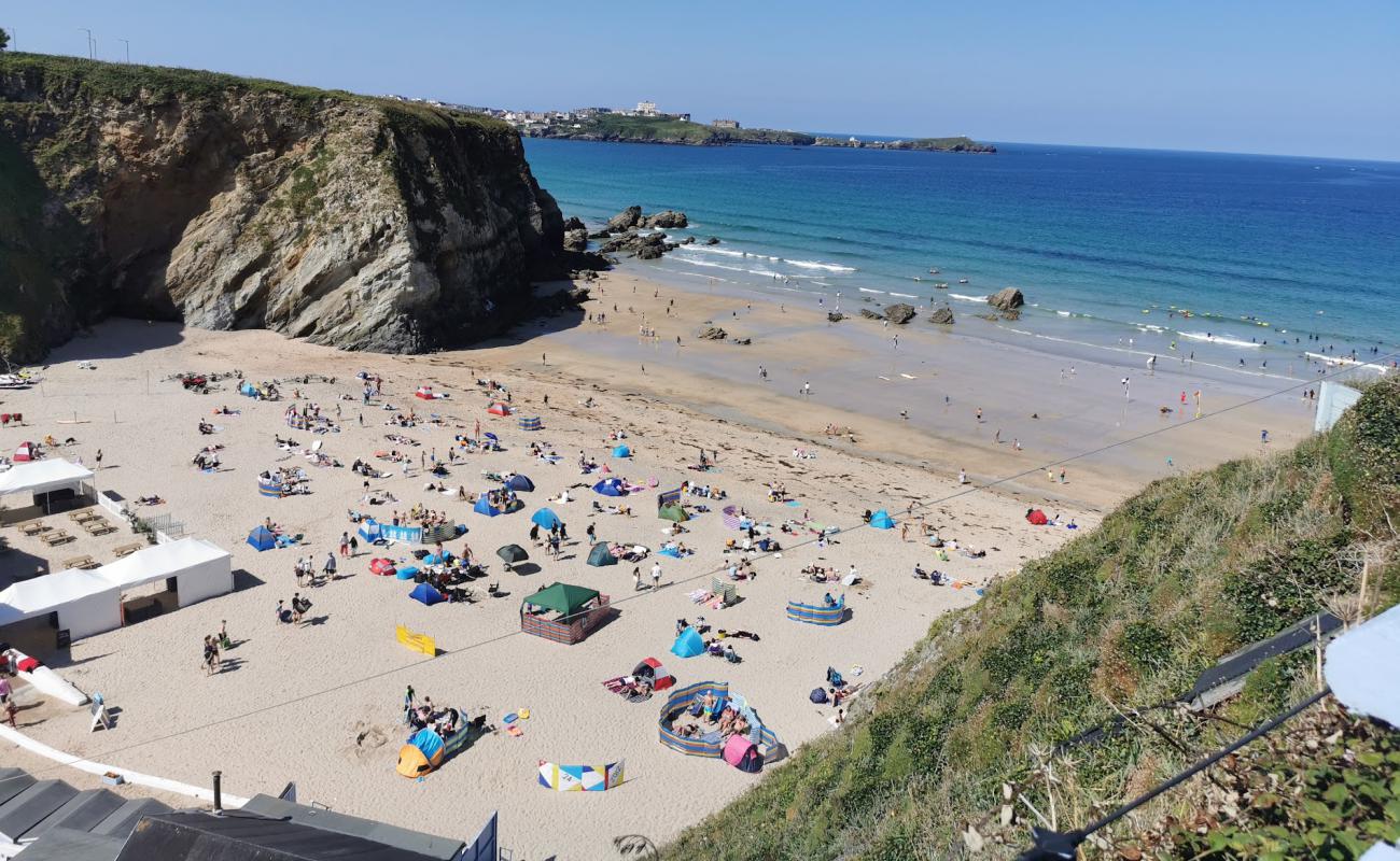 Foto de Newquay beach con arena brillante superficie