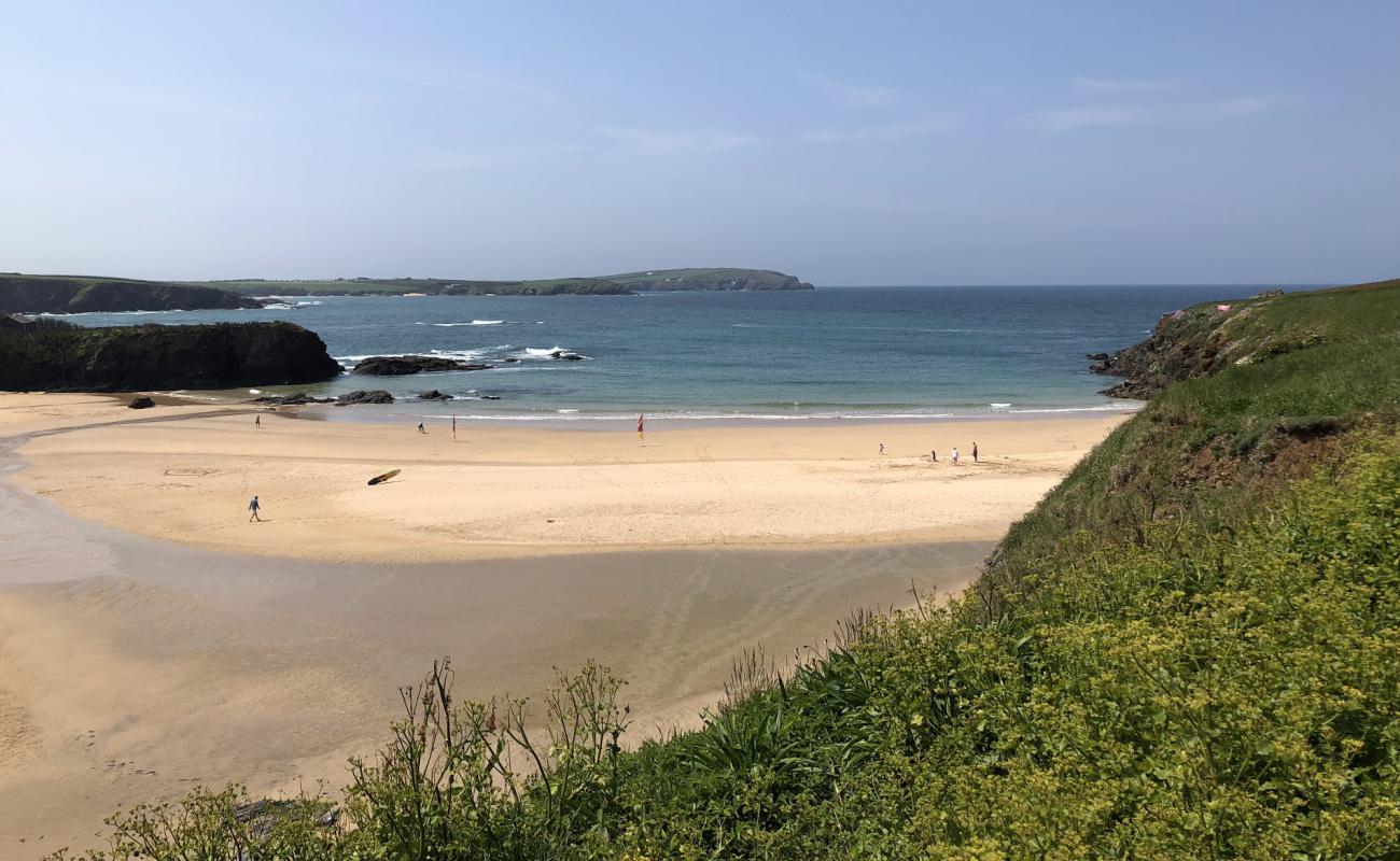 Foto de Playa Trevone con arena brillante superficie