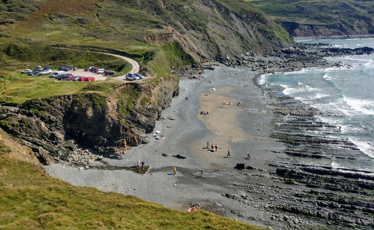 Foto de Welcombe Mouth beach con arena brillante y rocas superficie