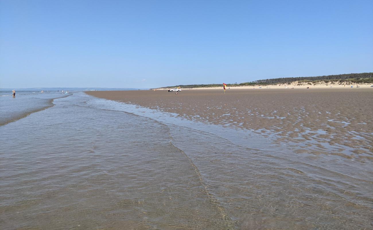 Foto de Playa de Pembrey con arena brillante superficie