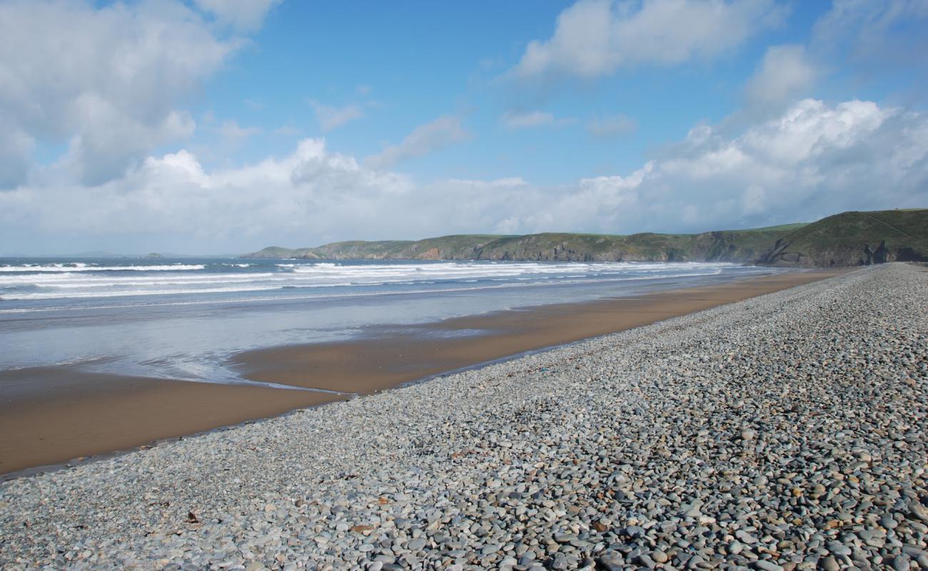 Foto de Newgale beach con arena fina y guijarros superficie