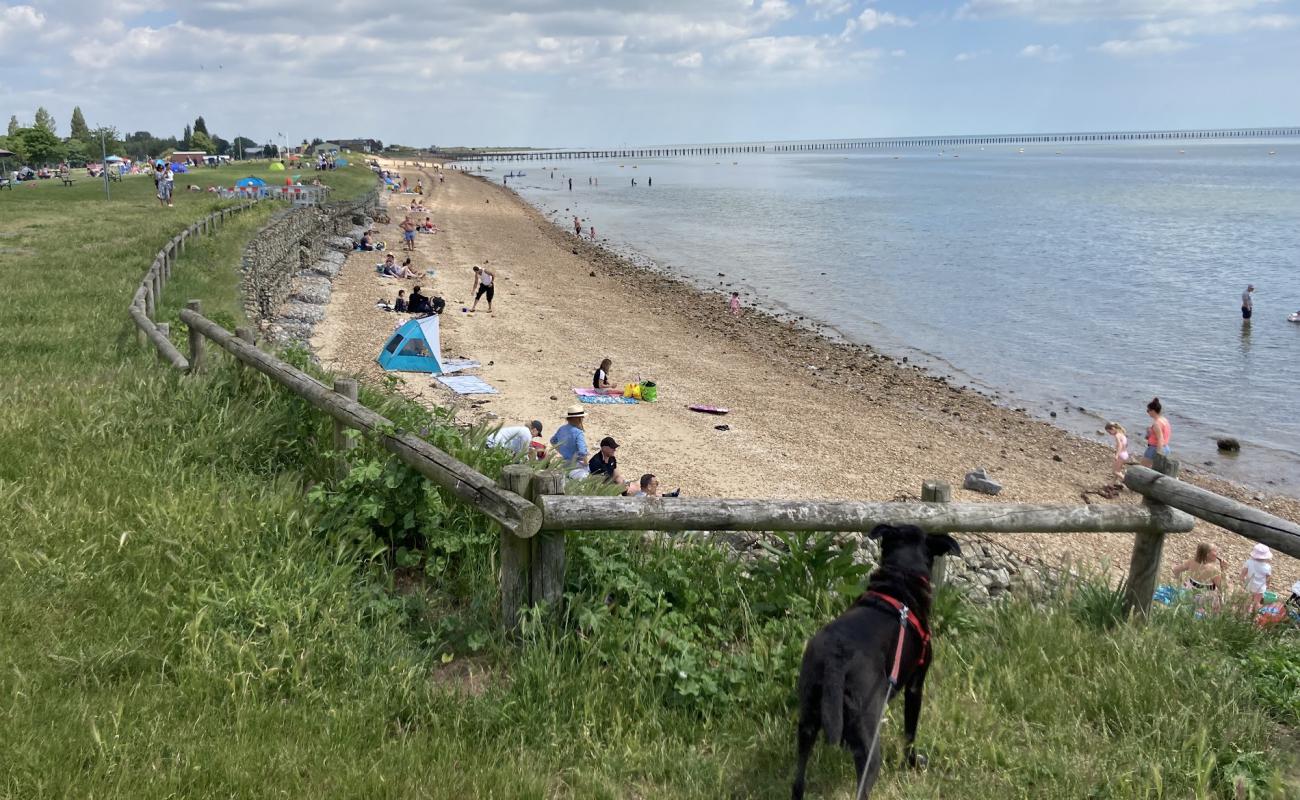 Foto de Playa Este de Shoebury con arena fina y guijarros superficie