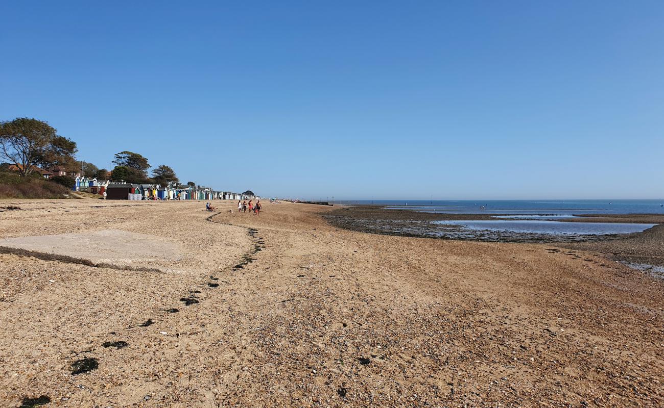 Foto de West Mersea beach con arena fina y guijarros superficie