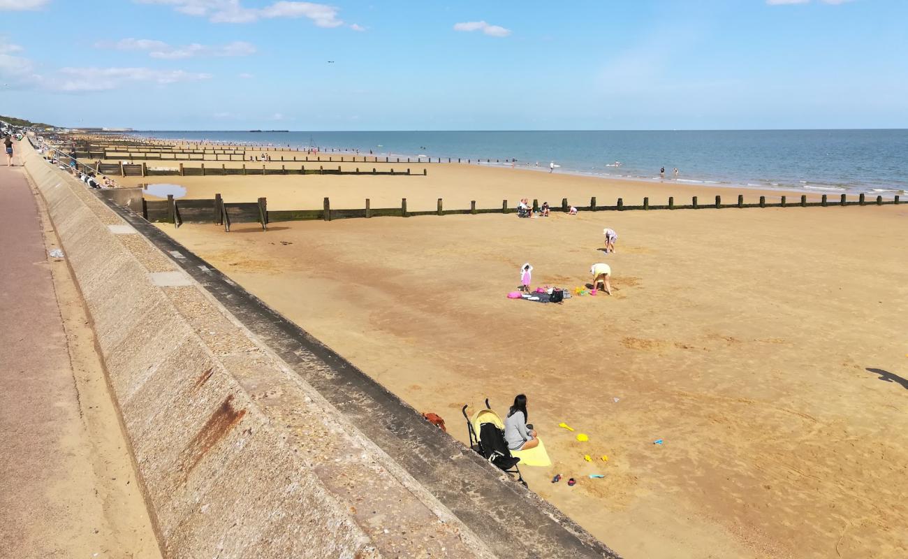 Foto de Playa de Frinton con arena brillante superficie