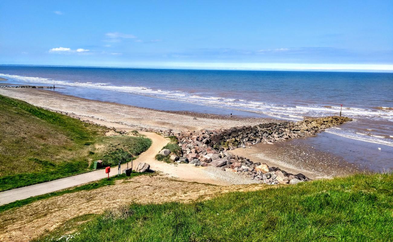 Foto de Playa de Mappleton con arena brillante superficie