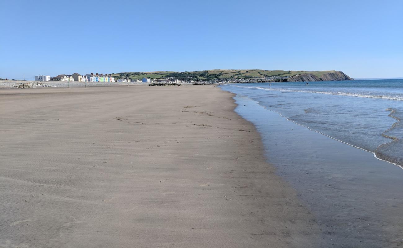 Foto de Playa de Borth con arena gris y guijarros superficie