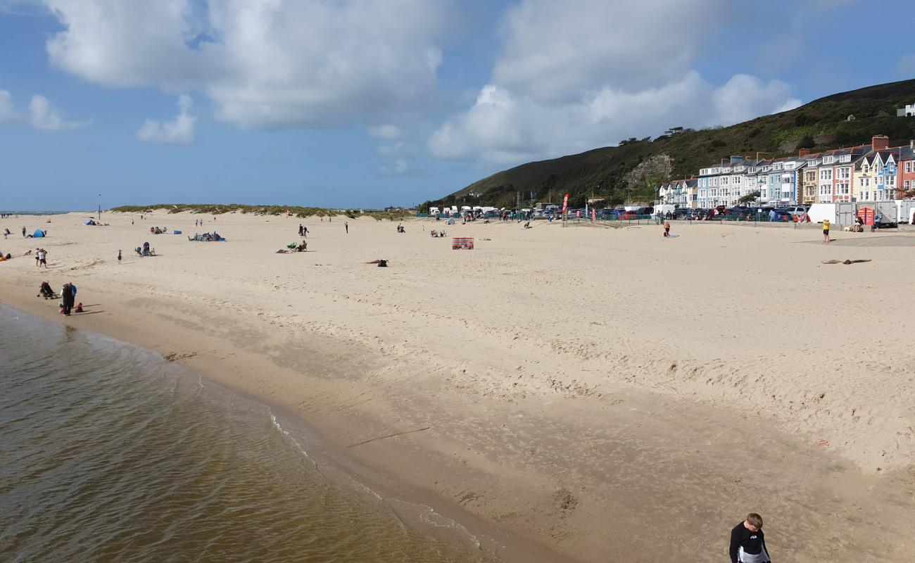 Foto de Playa de Aberdyfi con arena brillante superficie