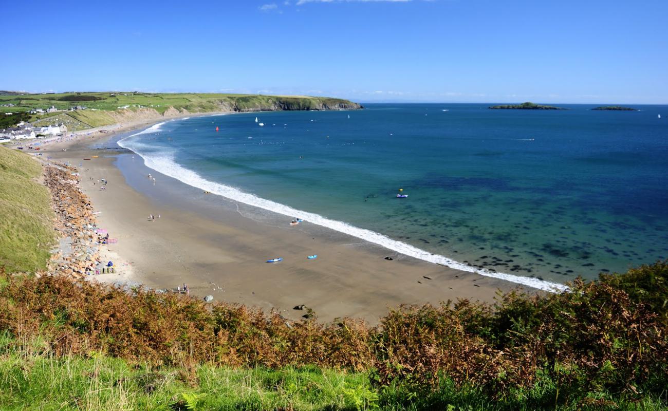 Foto de Playa de Aberdaron con arena fina y guijarros superficie