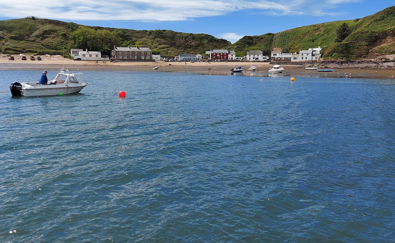 Foto de Playa de Nefyn con arena brillante superficie