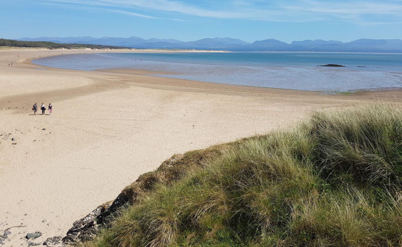 Foto de Playa de Newborough con arena brillante superficie