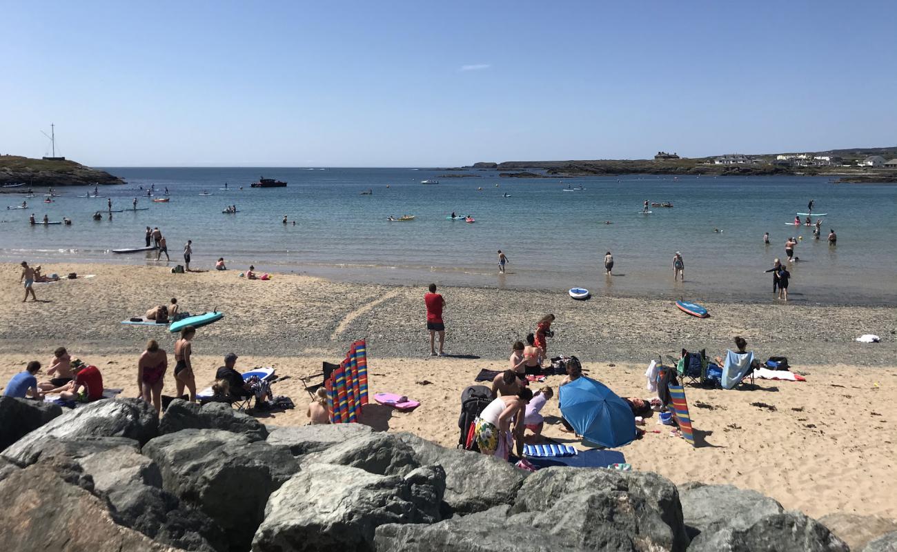 Foto de Trearddur Bay beach con arena brillante superficie