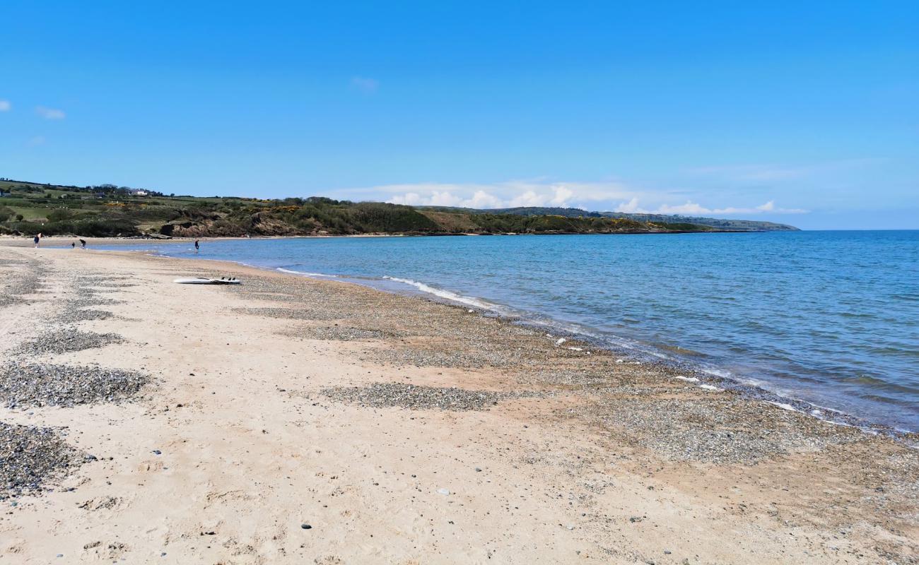 Foto de Playa de Lligwy con arena brillante superficie