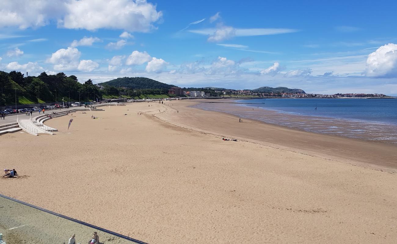 Foto de Colwyn Bay beach con arena brillante superficie