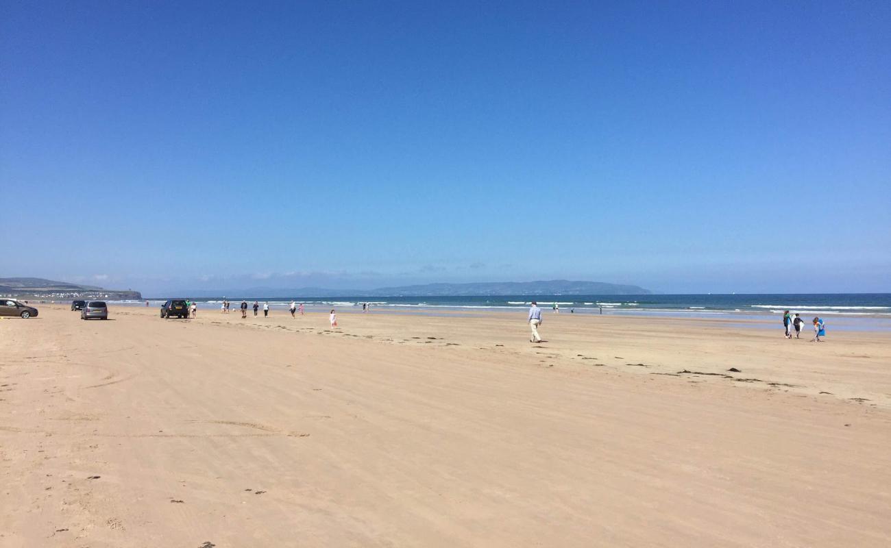 Foto de Portstewart Beach con arena brillante superficie