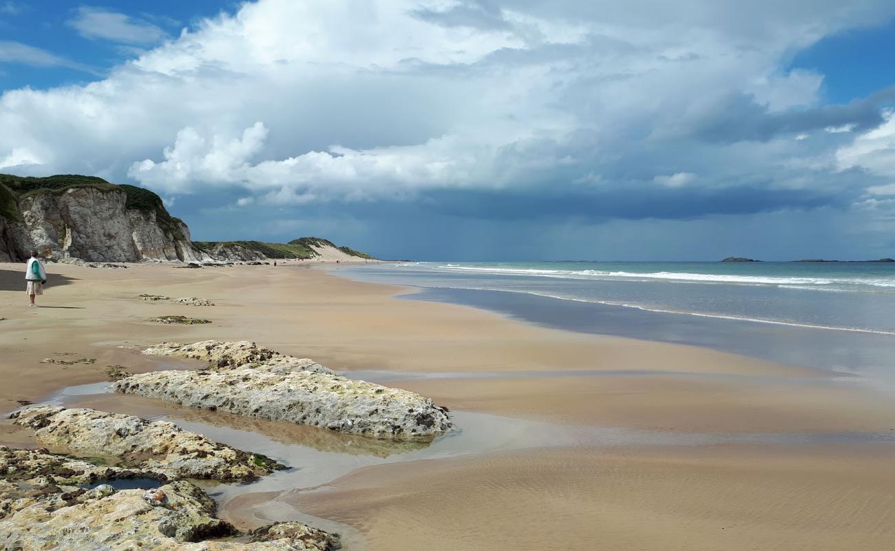 Foto de Whiterocks Beach con arena brillante superficie