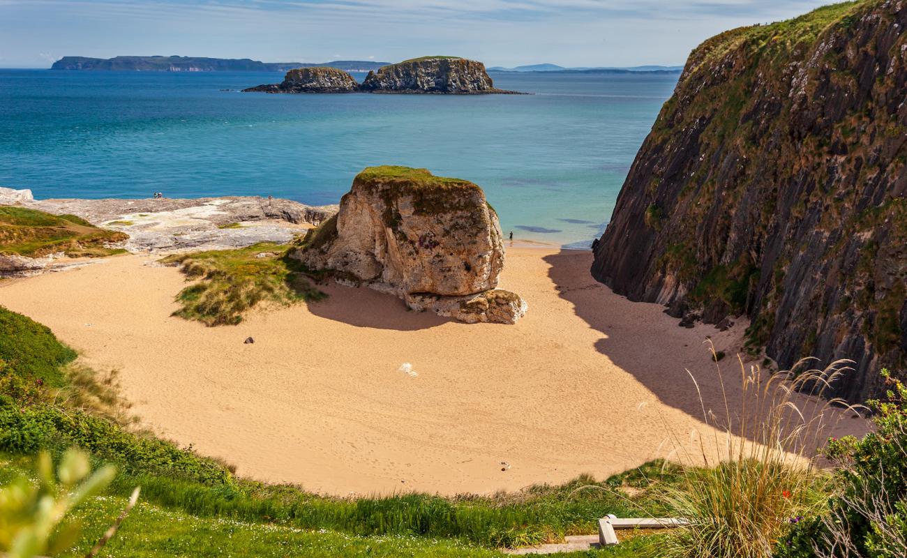 Foto de Ballintoy Hidden Beach con arena brillante superficie