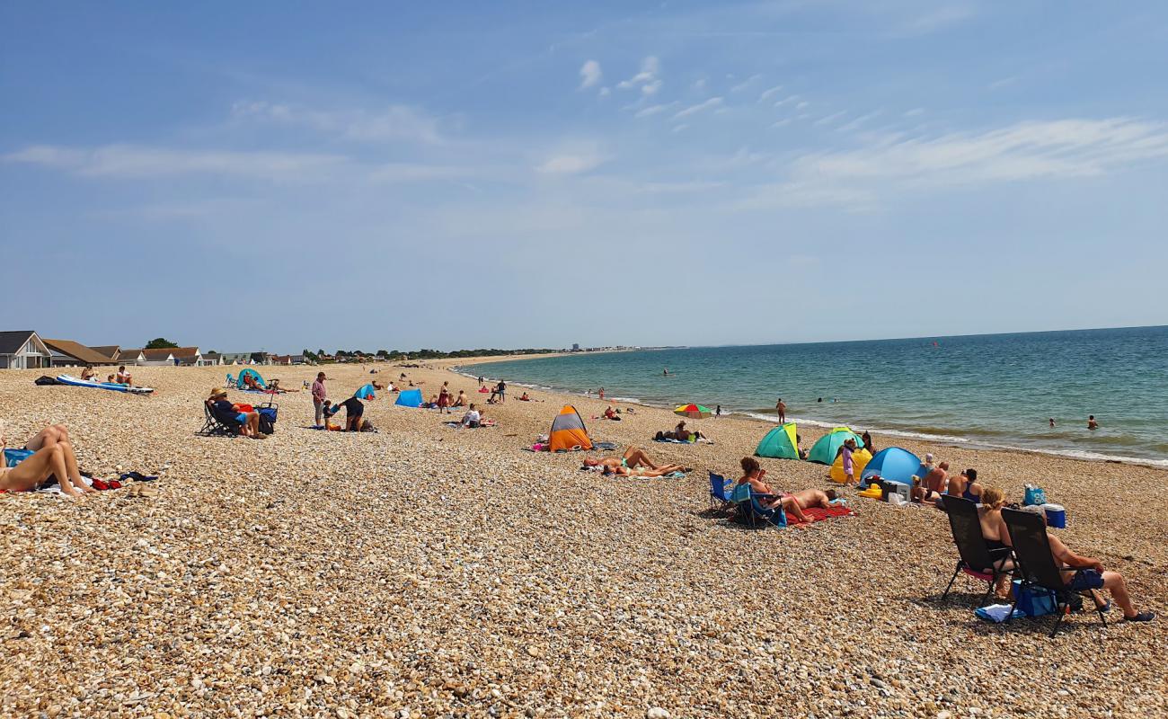 Foto de Playa de Pagham con guijarro fino claro superficie