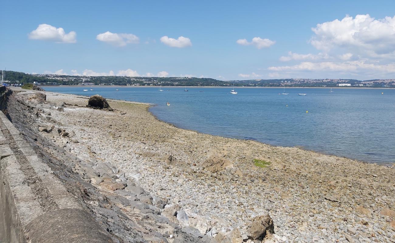 Foto de Mumbles beach con arena brillante y rocas superficie