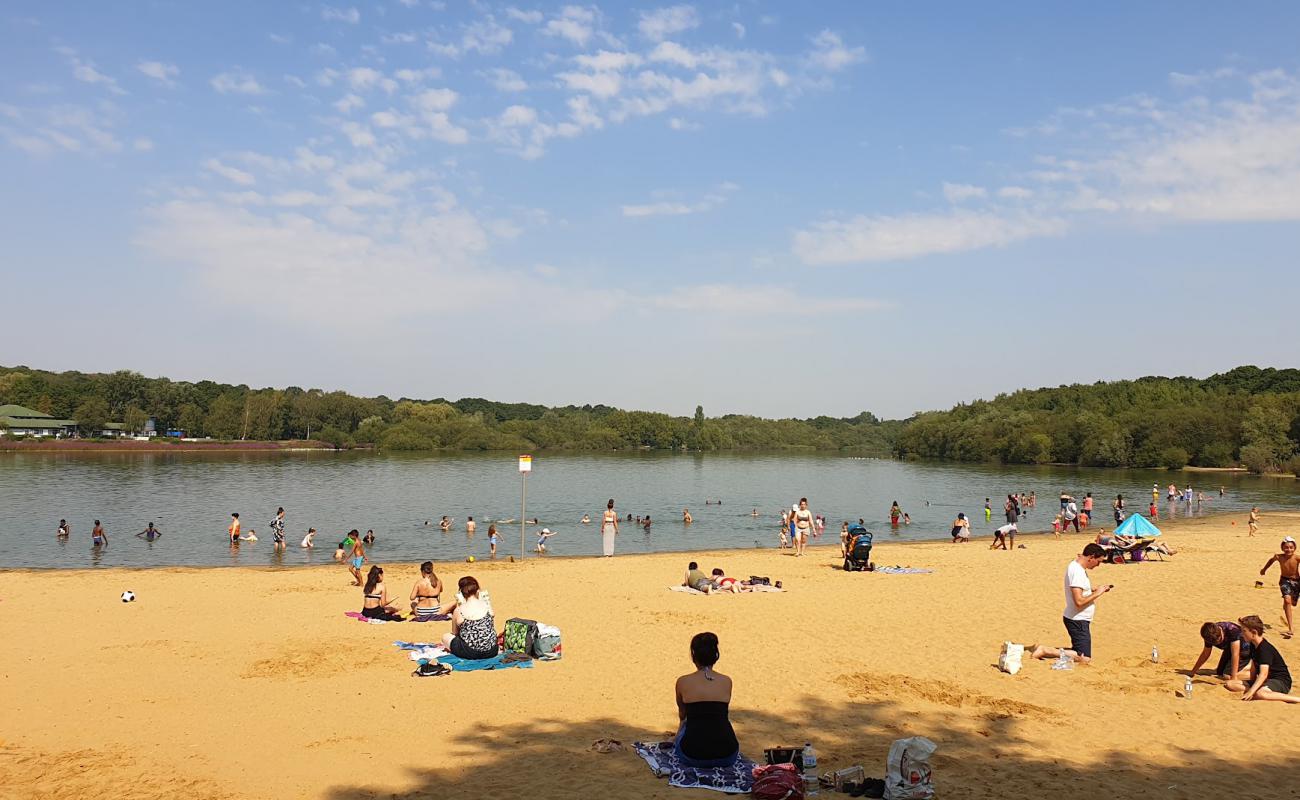 Foto de Playa de Ruislip Lido con arena brillante superficie